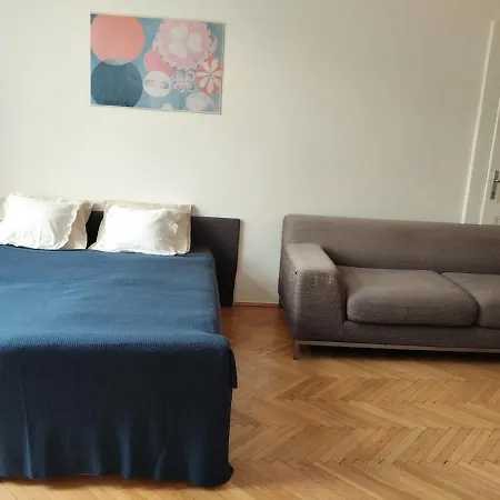 Cube In Center Apartment