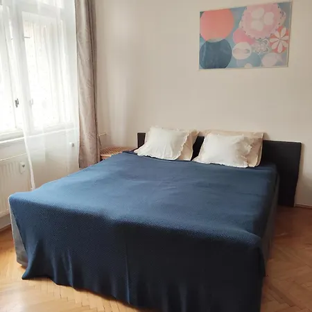 Apartment Cube In Center *