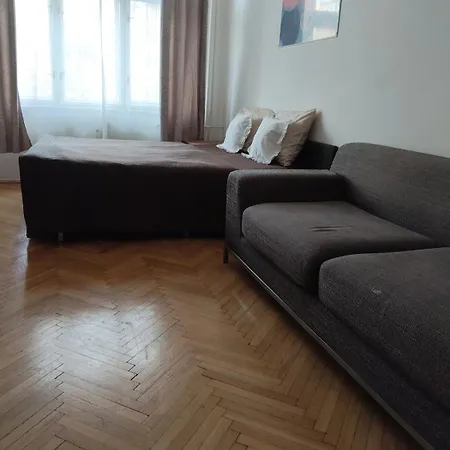 Cube In Center * Prag