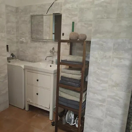 Apartment Cube In Center *