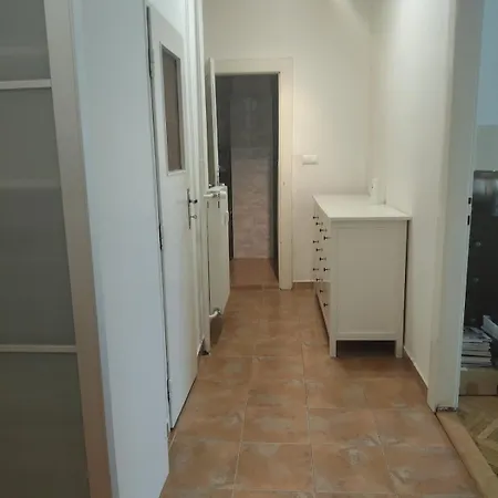 Cube In Center * Prag