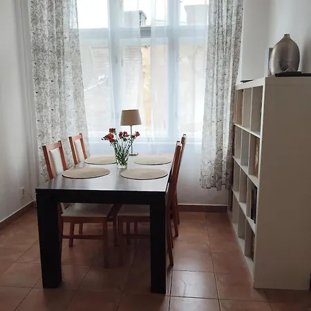 Cube In Center * Prag