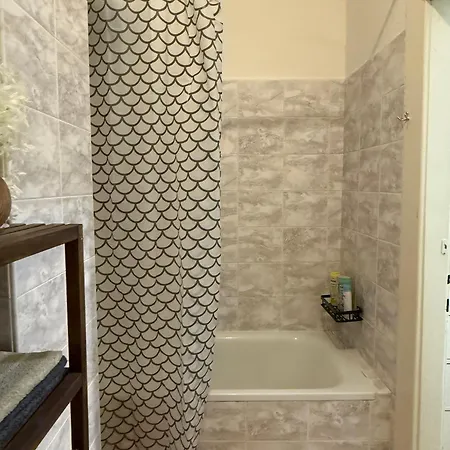 Apartment Cube In Center *