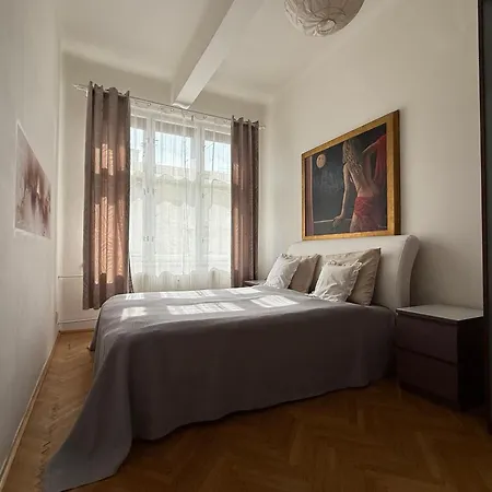 Cube In Center Apartment Prag