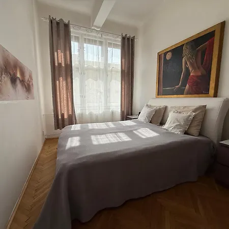 Cube In Center Apartment *