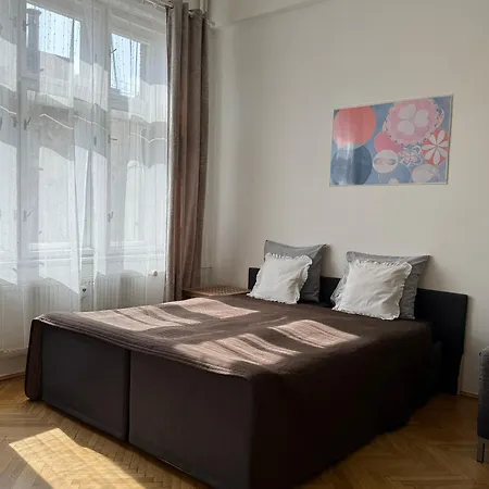 Cube In Center * Prag