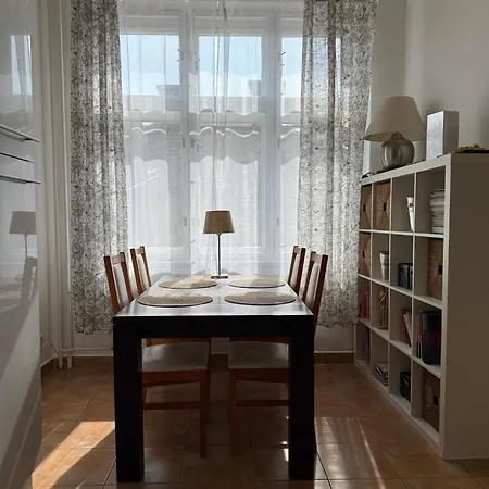 Apartment Cube In Center